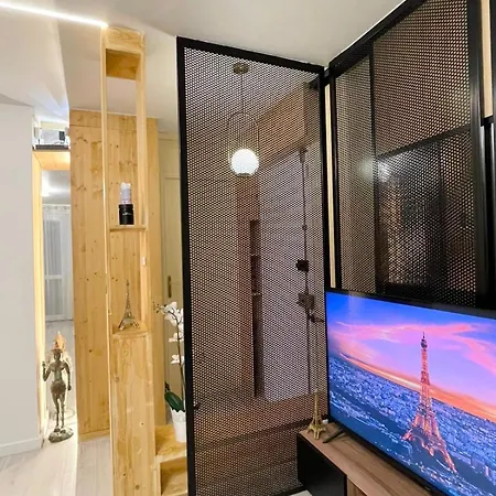 Cozy & Spacious 3br With Balconies Metro 6 Glaciere Apartment