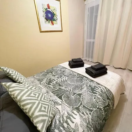 Cozy & Spacious 3br With Balconies Metro 6 Glaciere *