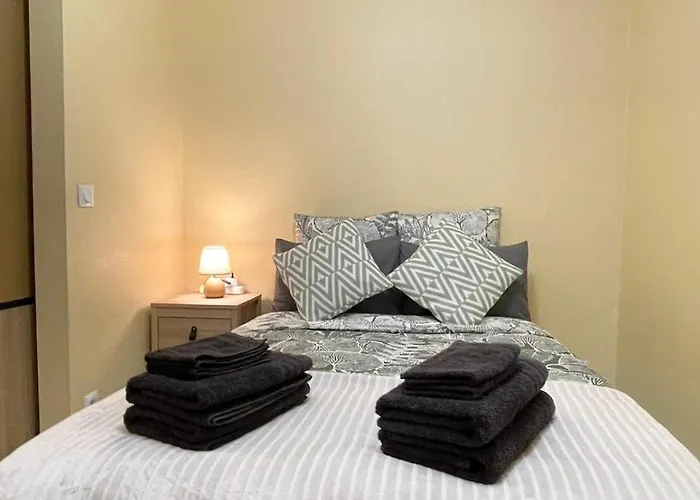 Cozy & Spacious 3br With Balconies Metro 6 Glaciere *