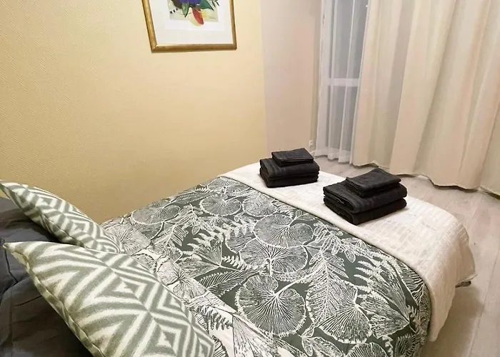 Cozy & Spacious 3br With Balconies Metro 6 Glaciere *