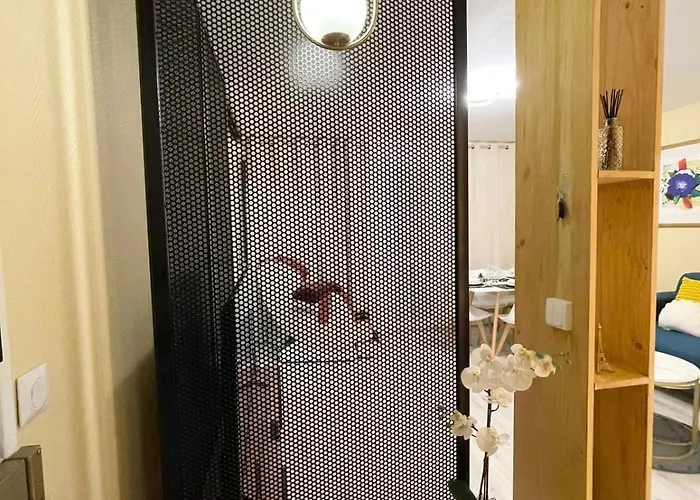 Cozy & Spacious 3br With Balconies Metro 6 Glaciere